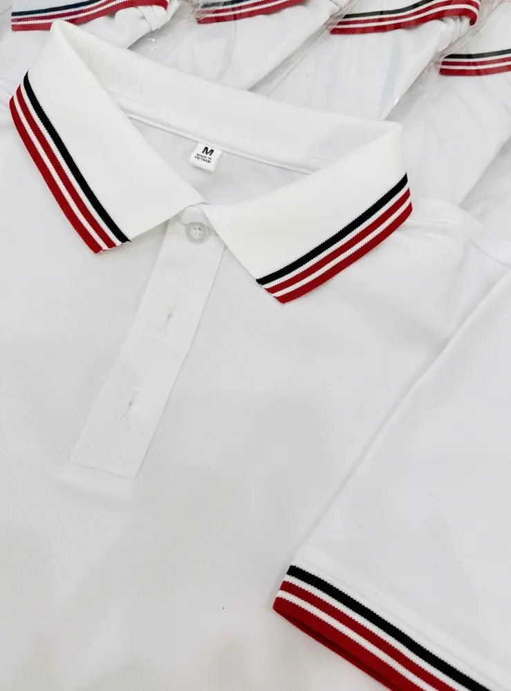 Áo polo trắng bo cổ dệt sọc đỏ đen