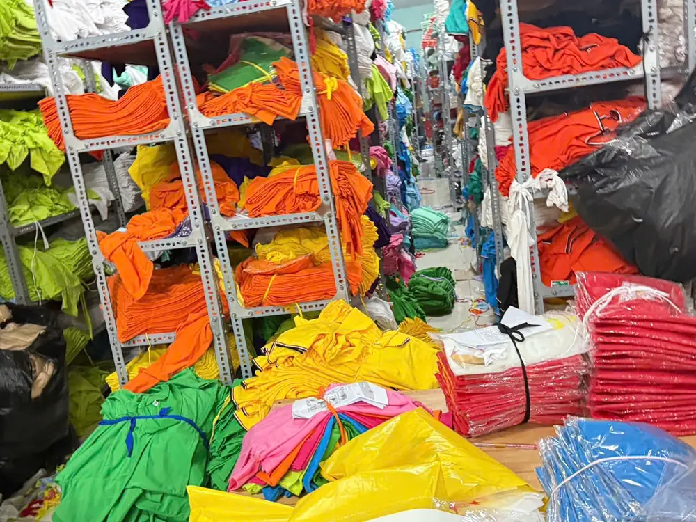 Kho áo thun sỉ, mỗi kệ một màu