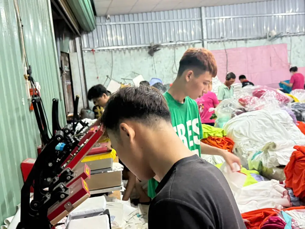 Thợ ép nhiệt hình in lên áo thun