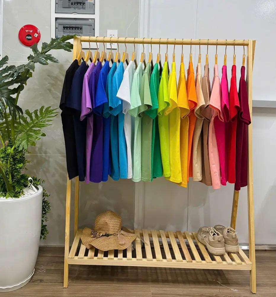 Phôi áo thun trơn cotton nhiều màu treo tại xưởng sỉ